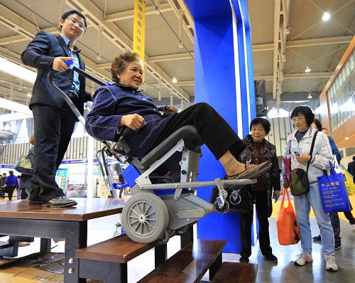 11月1日,一位老人在老博會上試用電動爬樓機。當(dāng)日,為期3天的2013南京老年產(chǎn)業(yè)博覽會在南京國際博覽中心舉行。本屆博覽會展品涉及居家養(yǎng)老及養(yǎng)老機構(gòu)解決方案和電子商務(wù)、家庭保健設(shè)備、輔具用品等養(yǎng)老產(chǎn)品、先進(jìn)技術(shù)和特色服務(wù),為廣大老年人服務(wù)。新華社發(fā)(韓華 攝)