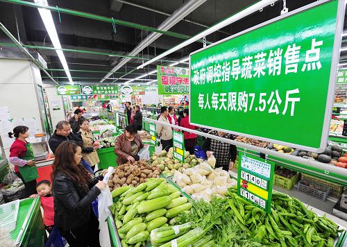 11月1日,在寧夏回族自治區(qū)賀蘭縣一家超市內(nèi),顧客在選購政府調(diào)控指導價格的蔬菜。當日,寧夏回族自治區(qū)賀蘭縣冬春季節(jié)蔬菜價格臨時干預正式啟動。本次調(diào)控措施將一直持續(xù)到明年4月份,歷時6個月,全縣范圍內(nèi)的農(nóng)副產(chǎn)品平價超市將在調(diào)控期間對冬春季節(jié)市民常用的10種蔬菜在平價的基礎(chǔ)上降價15%,每位顧客每天限購7.5公斤控價蔬菜,將在一定程度上保障群眾冬季購買到價格優(yōu)惠的蔬菜。新華社記者 彭昭之 攝