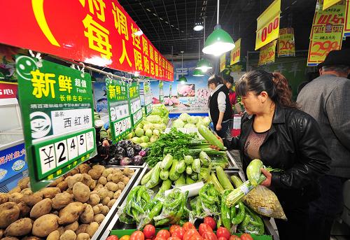 11月1日,在寧夏回族自治區(qū)賀蘭縣一家超市內(nèi),顧客在選購政府調(diào)控指導價格的蔬菜。新華社記者 彭昭之 攝