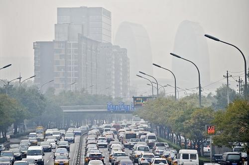 11月1日,車輛行駛在霧霾籠罩下的北京北二環(huán)西直門橋東。新華社發(fā)(王京生 攝)