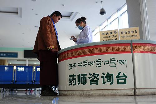 11月1日,一名藏族群眾(左)在青海省藏醫(yī)院的藥師咨詢臺詢問藥物的用法。新華社發(fā)(李少鵬 攝)