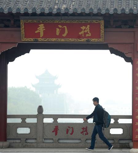 這是11月2日拍攝的晨霧彌漫中的蘇州平門城墻景致。新華社發(fā)(杭興微 攝)