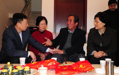 11月8日,在陜西省西安市閻良區(qū),中央文明辦三局副局長張志勇(左一)、陜西省委宣傳部副部長龔曉燕(右一)在已經(jīng)犧牲的第四屆全國道德模范沈星家中慰問其父母。新華社記者 丁海濤 攝