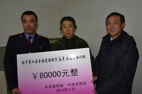 11月11日,中宣部、中央文明辦走訪慰問組代表來到內(nèi)蒙古自治區(qū)呼和浩特市,慰問幫扶第四屆全國道德模范孫奇的家屬,并將8萬元家庭困難補(bǔ)助發(fā)放給孫奇的家人。新華社發(fā)(王屹 攝)