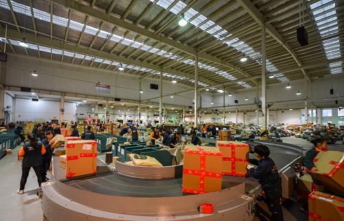 11月12日,在分揀中心的倉(cāng)庫(kù)內(nèi),工作人員在處理流水線上的包裹。11月12日開始,中國(guó)郵政的特快專遞服務(wù)EMS逐漸迎來了貨物流通高峰。11月12日開始,中國(guó)郵政的特快專遞服務(wù)EMS逐漸迎來了貨物流通高峰。據(jù)湖南省郵政速遞物流公司副總經(jīng)理解芳介紹,為了應(yīng)對(duì)今年的“雙十一”,公司從國(guó)慶節(jié)就開始著手準(zhǔn)備,資源配置、場(chǎng)地安排和人員安排增加了3倍。新華社記者 白禹 攝