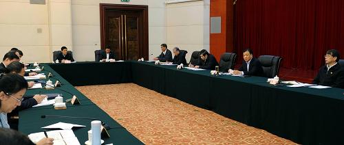 11月15日至17日,中共中央政治局常委、中央書記處書記劉云山在山東調(diào)研。這是11月17日劉云山在山東濟南召開山東、江蘇、安徽、河南四省黨委有關(guān)負責(zé)同志座談會,就推進群眾路線教育實踐活動聽取意見。 新華社記者 饒愛民 攝