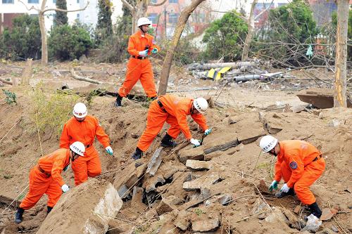 11月23日,維修工人在山東青島開發(fā)區(qū)的一戶居民家中更換被輸油管道爆炸震壞的窗戶玻璃。青島開發(fā)區(qū)中石化輸油管道爆燃事故搶修救援工作目前正有序展開。記者從中石化黃濰輸油管線爆燃事故現(xiàn)場(chǎng)指揮部獲悉,事故死亡人數(shù)已經(jīng)上升到47人。新華社發(fā)(俞方平 攝)