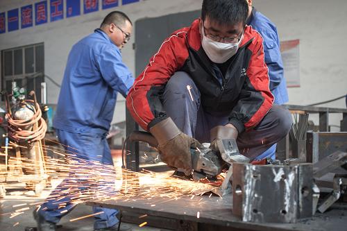 11月22日,在山東科技職業(yè)學(xué)院,機(jī)械工程系學(xué)生在生產(chǎn)實(shí)訓(xùn)基地打磨零件。新華社記者 白雪騏 攝