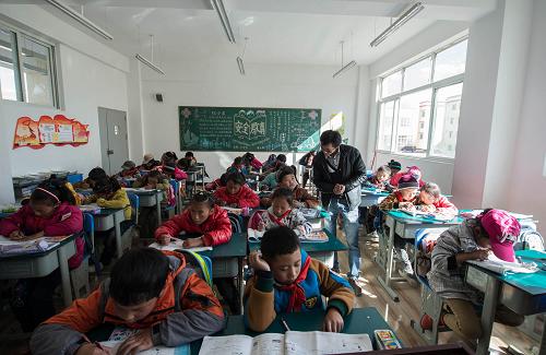 11月25日,成都市龍泉驛區(qū)實(shí)驗(yàn)小學(xué)的孫在平老師在甘孜縣城關(guān)第二完小給學(xué)生上數(shù)學(xué)課。龍泉驛區(qū)常年派出區(qū)內(nèi)優(yōu)秀教師前往甘孜縣輪崗,幫助提高當(dāng)?shù)貙W(xué)校的教學(xué)水平。新華社記者 江宏景 攝