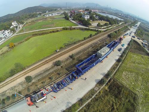 11月26日,近百米長的巨型運輸車緩緩前行。新華社記者 徐昱 攝