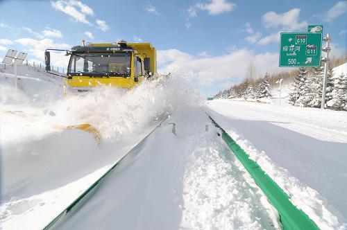 11月26日,大型清雪車輛在G10綏滿高速牡丹江境內(nèi)進(jìn)行清雪作業(yè)。11月25日,黑龍江省牡丹江市及周邊地區(qū)再次迎來(lái)暴雪天氣,部分鐵路線路被大雪掩埋,造成哈爾濱鐵路局16趟旅客列車晚點(diǎn)運(yùn)行,3趟旅客列車停運(yùn)。受本輪暴雪影響,黑龍江省多條高速公路全線封閉,航空運(yùn)輸部分架次支線航班受影響。當(dāng)?shù)馗咚俟泛丸F路管理部門全力組織清雪作業(yè),以盡早恢復(fù)交通。新華社發(fā)(張春祥 攝)