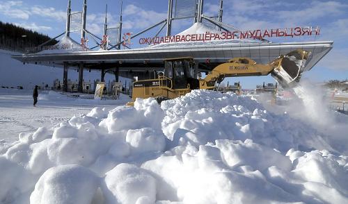 11月26日,大型清雪車輛在G10綏滿高速牡丹江收費(fèi)站進(jìn)行清雪作業(yè)。新華社發(fā)(張春祥 攝)