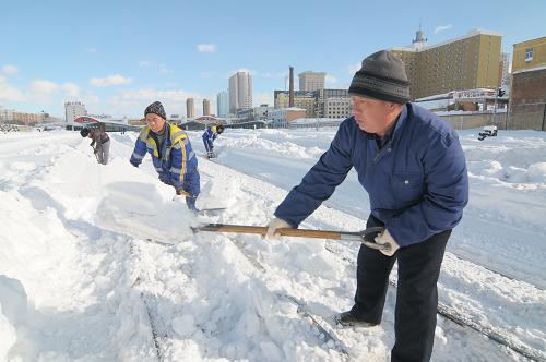 11月26日,牡丹江鐵路車站工作人員在清理軌道上的積雪。新華社發(fā)(張春祥 攝)