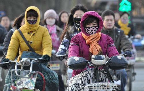 11月27日,在河北省邯鄲市街頭,市民“全副武裝”出行。當日,受強冷空氣影響,我國中東部大部地區(qū)出現(xiàn)大風降溫天氣,部分地區(qū)的氣溫創(chuàng)今冬新低。冷空氣27日率先影響北方地區(qū),西北地區(qū)東北部、內蒙古、華北大部、東北地區(qū)東部和南部、黃淮北部等地部分地區(qū)氣溫大幅下降。11月28日,冷空氣的勢力將進一步深入江南等地。黃淮南部至江南、貴州東部、華南北部等地部分地區(qū)氣溫將下降6至8攝氏度,江淮、江南東北部等地局部地區(qū)降溫幅度可達10至12攝氏度。新華社發(fā)(郝群英 攝)