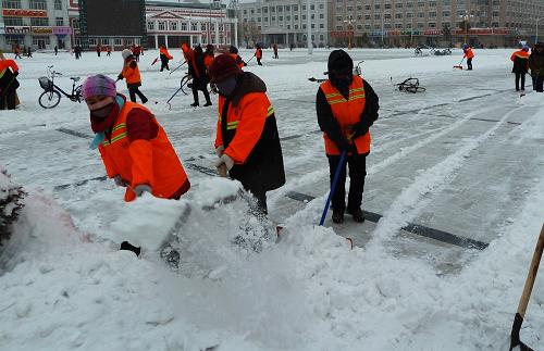 11月27日,黑龍江省呼瑪縣環(huán)衛(wèi)工人在清理積雪。新華社發(fā)(周長平 攝)