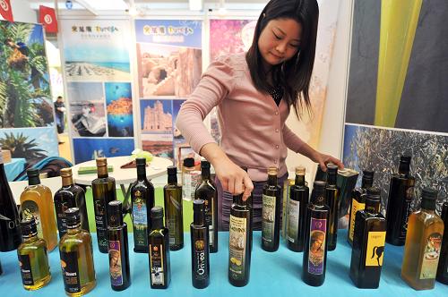 11月28日,工作人員在展覽會(huì)上整理來自突尼斯的橄欖油。新華社發(fā)(王京生 攝)