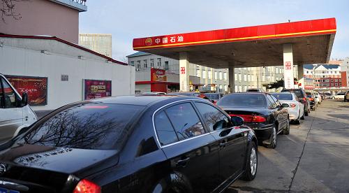 11月28日,在吉林長(zhǎng)春一家加油站內(nèi),車輛在排隊(duì)加油。新華社記者 張楠 攝