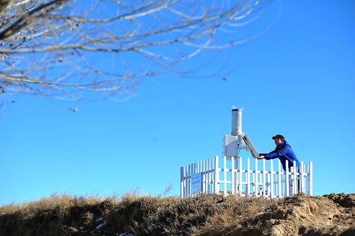 11月28日,在固原市原州區(qū)開城鎮(zhèn)柯莊村,固原市氣象局的工作人員在調(diào)試一處設(shè)立在野外的暴雨山洪梯度觀測(cè)站。近日,寧夏回族自治區(qū)首個(gè)暴雨山洪梯度觀測(cè)站在六盤山腳下的固原市建成使用。據(jù)了解,由于山區(qū)氣候變化頻繁,暴雨山洪區(qū)梯度觀測(cè)站都建設(shè)在暴雨、山洪、泥石流、滑坡等地質(zhì)災(zāi)害易發(fā)點(diǎn)防治區(qū)域,通過數(shù)據(jù)接收設(shè)備將實(shí)時(shí)氣候數(shù)據(jù)傳輸回氣象局,為跟蹤、防御暴雨山洪等災(zāi)害提供更為準(zhǔn)確、全面的氣象資料。新華社記者 彭昭之 攝