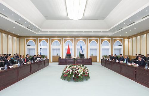 11月29日,正在烏茲別克斯坦首都塔什干出席上海合作組織成員國(guó)第十二次總理會(huì)議的中國(guó)國(guó)務(wù)院總理李克強(qiáng)同烏茲別克斯坦總理米爾濟(jì)亞耶夫舉行會(huì)談。新華社記者 李學(xué)仁 攝