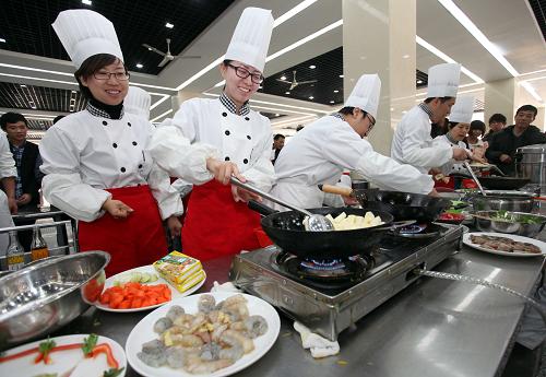 12月2日,天津職業(yè)大學(xué)的教師在美食周活動(dòng)中烹飪美食。當(dāng)日,天津職業(yè)大學(xué)第二屆美食周在校園中拉開帷幕,在為期五天的活動(dòng)中來自全校各院系的數(shù)百名師生將陸續(xù)走上灶臺(tái),用自己靈巧的雙手展現(xiàn)各自家鄉(xiāng)的特色美食,把“舌尖上的中國”搬進(jìn)學(xué)校的食堂,讓師生們零距離感受充滿魅力的中華飲食文化。新華社發(fā)(劉東岳 攝)
