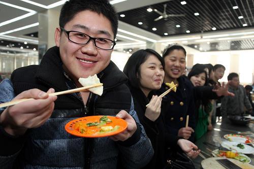 12月2日,大學(xué)生在品嘗師生們自制的美食。新華社發(fā)(劉東岳 攝)