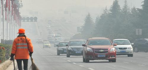 12月7日,車輛行駛在霧霾籠罩的長沙岳麓大道。新華社記者 龍弘濤 攝