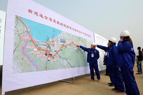 12月7日,在位于鹽城阜寧縣境內(nèi)的連鹽鐵路跨329省道特大橋建設(shè)現(xiàn)場,中鐵十局集團(tuán)的技術(shù)人員在觀看鐵路施工組織設(shè)計(jì)平面布置圖。當(dāng)日,國家中長期鐵路網(wǎng)規(guī)劃項(xiàng)目之一的連鹽(江蘇連云港至鹽城)鐵路開工建設(shè)。新建的連鹽鐵路正線全長234公里,相關(guān)支線76公里,設(shè)計(jì)為一條時(shí)速200公里、以客為主兼顧貨運(yùn)的快速鐵路通道。全線設(shè)12個(gè)車站,預(yù)計(jì)建設(shè)工期3年半,投資總額260億元。新華社記者 孫參 攝