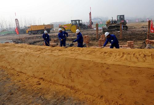 12月7日,在位于鹽城阜寧縣境內(nèi)的連鹽鐵路跨329省道特大橋建設(shè)現(xiàn)場,中鐵十局集團(tuán)的工人在進(jìn)行施工。新華社記者 孫參 攝