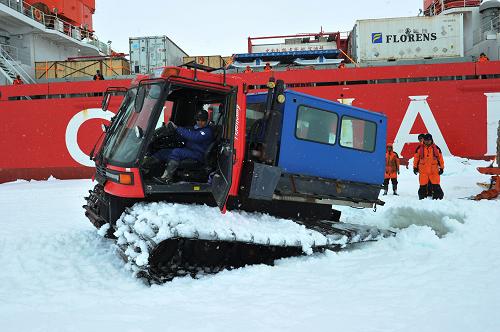 12月10日,中國第30次南極科學考察隊的一輛雪地車在進行海冰運輸時陷入雪坑。環(huán)繞著南極大陸的海冰,季節(jié)變化大、年際波動大,堪稱地球表面最大的季節(jié)性變化自然現(xiàn)象,十分復雜。如何將“雪龍”號上大量的考察物資、科考設備和重型裝備安全運到中山站,是我國每年進行南極科考時都要面對的難題。目前,我國基本按國際通行做法,采取海冰卸貨運輸方式。這是一種真正的“如履薄冰”,危險系數(shù)很高。新華社記者 張建松 攝