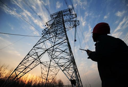 12月10日,在安徽省阜陽市潁東區(qū)蘇集鄉(xiāng),國家電網(wǎng)安徽送變電工程公司的施工人員在進(jìn)行架線作業(yè)。當(dāng)日,由國家電網(wǎng)安徽送變電工程公司承建的潁州變至阜陽二雙回500千伏輸電線路工程進(jìn)入最后的架線施工沖刺階段。該工程是安徽阜陽地區(qū)目前在建的唯一一個(gè)500千伏輸電線路項(xiàng)目,全長35.2千米,為雙回路架設(shè),新建鐵塔89基。工程投產(chǎn)后,將進(jìn)一步優(yōu)化阜陽地區(qū)500千伏電力主網(wǎng)構(gòu)架,提高供電可靠性,為皖北地區(qū)經(jīng)濟(jì)發(fā)展提供有力的能源保障。新華社發(fā)(鄭賢列 攝)