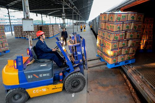 在廣西百色火車(chē)貨運(yùn)站,工人將果蔬裝車(chē)(12月10日攝)。新華社發(fā)(韋萬(wàn)忠 攝)