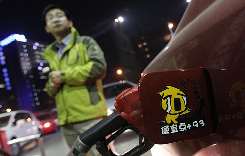 12月12日,一位私家車主在滬上一家加油站內(nèi)為車輛加油。新華社記者 裴鑫 攝