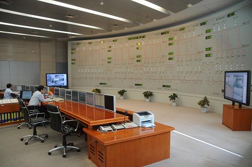 工作人員在湖北宜昌三峽電廠中控室值守(9月13日攝)。新華社記者 高亢 攝