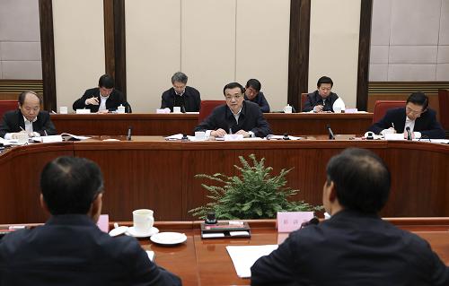 近日,中共中央總書記習(xí)近平等中共中央政治局常委在北京分別聽取聯(lián)系點(diǎn)省區(qū)黨的群眾路線教育實(shí)踐活動總體情況匯報(bào)。這是12月13日,中共中央政治局常委李克強(qiáng)在聽取廣西壯族自治區(qū)委黨的群眾路線教育實(shí)踐活動總體情況匯報(bào)。新華社記者 龐興雷 攝
