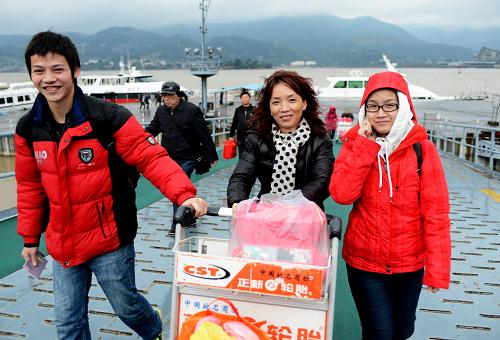 12月15日,乘“兩馬”航線客輪抵達福州的旅客走出福州馬尾港客運碼頭。自2008年12月15日兩岸實現(xiàn)全面“三通”五年來,閩臺兩岸??罩焙胶骄€累計運送旅客達1042萬人次。目前,廈門-高雄、廈門-臺中、廈門-基隆以及平潭-臺北、平潭-臺中,加上原有的“小三通”航線,閩臺共有8條海上客運班輪航線,每周航班達339個;福州、廈門、晉江、武夷山等閩臺空中客運直航定期航線已有9條,每周航班61班。新華社記者 張國俊 攝