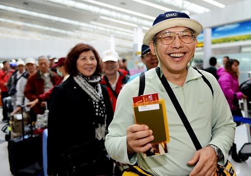 12月15日,乘兩岸直航班機飛往臺中的臺胞王先生在福州機場辦理登機手續(xù)。新華社記者 張國俊 攝