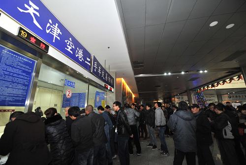 12月15日,市民在天津空港二手車交易市場排隊辦理手續(xù)。新華社記者 岳月偉 攝