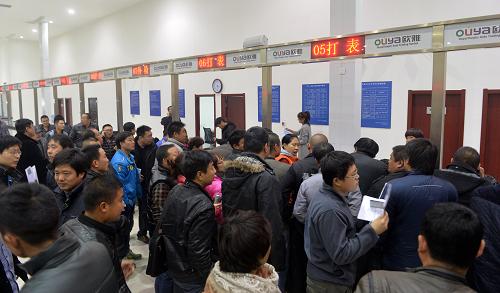 12月15日,天津一家二手車交易市場延長工作時間為市民辦理二手車過戶手續(xù)。新華社發(fā)(周偉 攝)