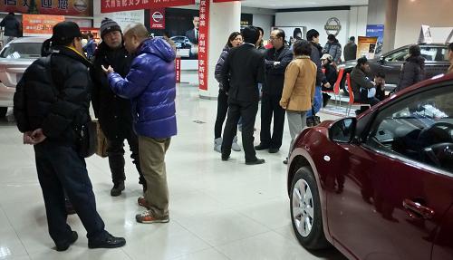 12月15日,顧客在天津市長江道東風(fēng)日產(chǎn)汽車專營店內(nèi)選購汽車。該店工作人員告訴記者,他們平時17點30分以后就不再接待顧客,但是今天他們打算營業(yè)到24點。新華社記者 翟健嵐 攝