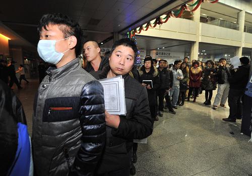 12月15日,市民在天津空港二手車市場排隊辦理手續(xù)。新華社記者 岳月偉 攝