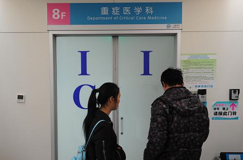 12月16日,原原手術(shù)結(jié)束后,原原父母在重癥監(jiān)護(hù)室外等候前往探視。當(dāng)日,重慶受害男嬰原原在重慶醫(yī)科大學(xué)附屬兒童醫(yī)院接受了開(kāi)顱手術(shù)。手術(shù)從上午9時(shí)許持續(xù)到下午2點(diǎn),據(jù)醫(yī)生介紹,原原的手術(shù)順利完成,但未脫離危險(xiǎn)期,仍需在重癥監(jiān)護(hù)室監(jiān)護(hù)治療。據(jù)重慶市長(zhǎng)壽區(qū)警方介紹,11月25日16時(shí)10分,當(dāng)?shù)啬承^(qū)住戶李某(女,10歲,長(zhǎng)壽某小學(xué)五年級(jí)學(xué)生)放學(xué)回家乘小區(qū)2棟2單元電梯時(shí),遇受害人原原(男,1歲)與其奶奶外出。李某在電梯門關(guān)上的瞬間將原原抱回電梯,隨即在電梯里對(duì)受害人進(jìn)行了毆打。警方表示,根據(jù)李某的陳述,她將原原抱回25樓家中,在客廳沙發(fā)上繼續(xù)實(shí)施毆打,又將原原抱至陽(yáng)臺(tái)欄桿上逗玩,造成受害人從25樓墜落。新華社記者 李健 攝