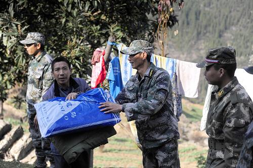 12月17日,湖北巴東縣民兵應(yīng)急小分隊(duì)為受災(zāi)群眾發(fā)放救援物資。湖北省恩施土家族苗族自治州巴東縣16日中午發(fā)生5.1級(jí)地震。截至17日15時(shí),地震造成民房倒塌28戶96間,嚴(yán)重受損房屋966戶2556間,累計(jì)27286人受災(zāi)。目前,其它災(zāi)情損失在進(jìn)一步統(tǒng)計(jì)核實(shí)中。新華社記者 郝同前 攝