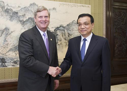 這是李克強(qiáng)與美國農(nóng)業(yè)部長維爾薩克握手。新華社記者 謝環(huán)馳 攝