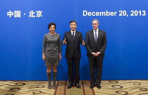 這是汪洋與普里茨克、弗羅曼在聯(lián)委會(huì)會(huì)場(chǎng)(12月20日攝)。新華社記者 謝環(huán)馳 攝