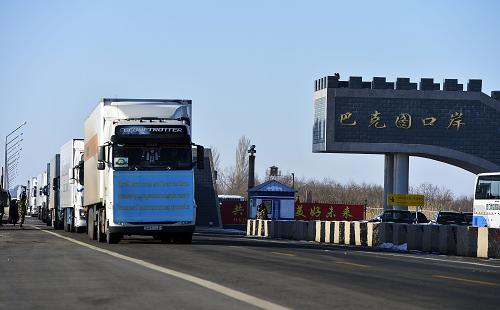 12月23日,貼有“農(nóng)產(chǎn)品快速通關(guān)”標識的貨車通過中哈巴克圖-巴克特口岸進入中國。新華社記者 江文耀 攝