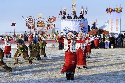 12月23日,演員在冰雪那達慕上表演舞蹈。當(dāng)日,內(nèi)蒙古第十四屆冰雪那達慕暨巴爾虎草原祭火文化節(jié)在內(nèi)蒙古自治區(qū)呼倫貝爾市陳巴爾虎旗開幕,吸引了約2萬人參加。本屆冰雪那達慕將冰雪主題與獨特的民俗風(fēng)情巧妙結(jié)合,活動包括祭祀儀式、實景表演、歌舞演出和傳統(tǒng)體育競技等。新華社記者 金宇 攝