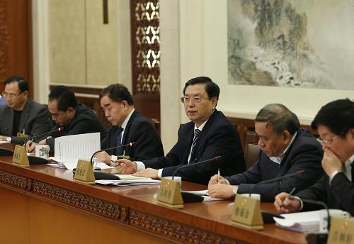 12月24日,十二屆全國(guó)人大常委會(huì)第六次會(huì)議舉行分組會(huì)議,審議關(guān)于廢止《國(guó)務(wù)院關(guān)于勞動(dòng)教養(yǎng)問(wèn)題的決定》和《國(guó)務(wù)院關(guān)于勞動(dòng)教養(yǎng)的補(bǔ)充規(guī)定》的議案,審議關(guān)于調(diào)整完善生育政策的決議草案等。全國(guó)人大常委會(huì)委員長(zhǎng)張德江參加分組審議。新華社記者 劉衛(wèi)兵 攝