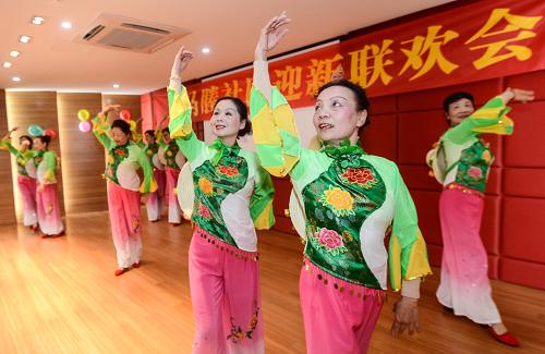 12月25日,杭州市西溪街道上馬塍社區(qū)的老人表演舞蹈《采茶舞曲》。新華社記者 徐昱 攝
