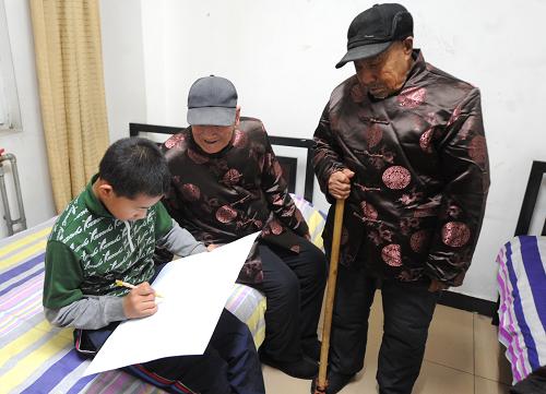 12月25日,光榮院的老人們在觀看愛心家園的孩子繪畫。新華社記者 李曉果 攝