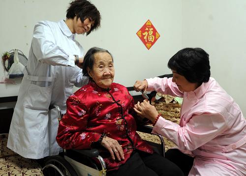12月25日,工作人員為光榮院的老人理發(fā)和修剪指甲。新華社記者 李曉果 攝